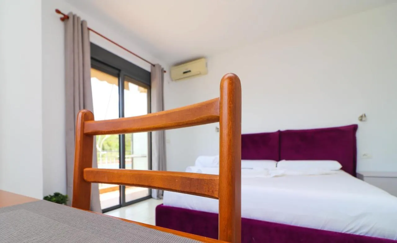 Bora Rooms Himare Aparthotel