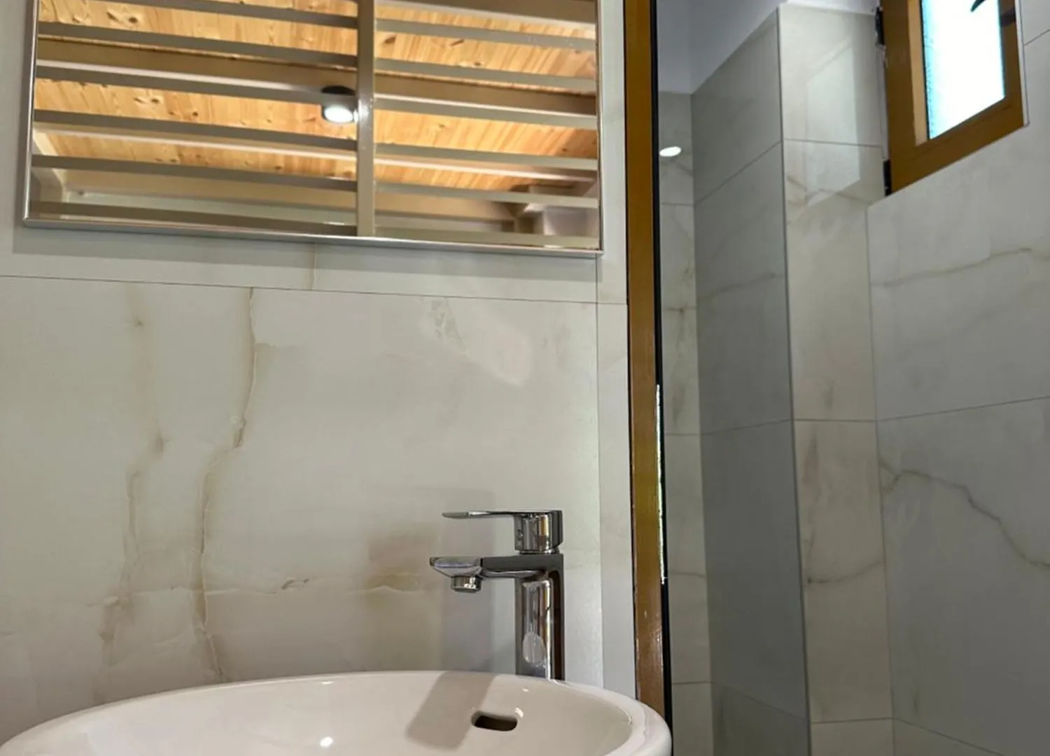 Bora Rooms Himare 0*,  Albania