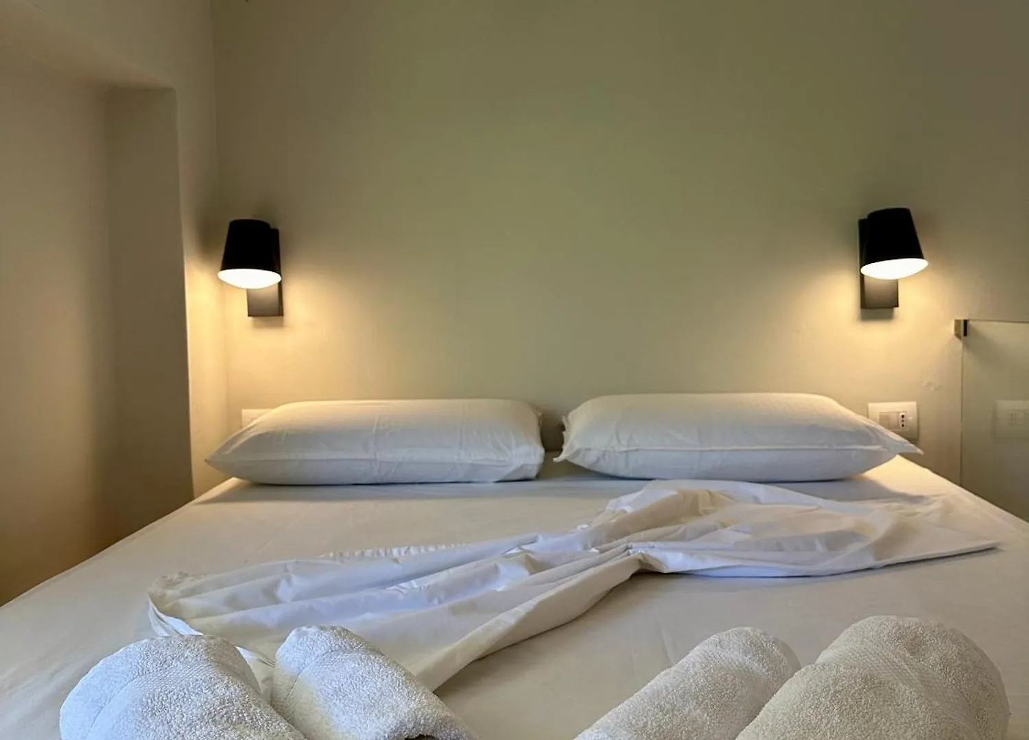 Bora Rooms Himare Aparthotel