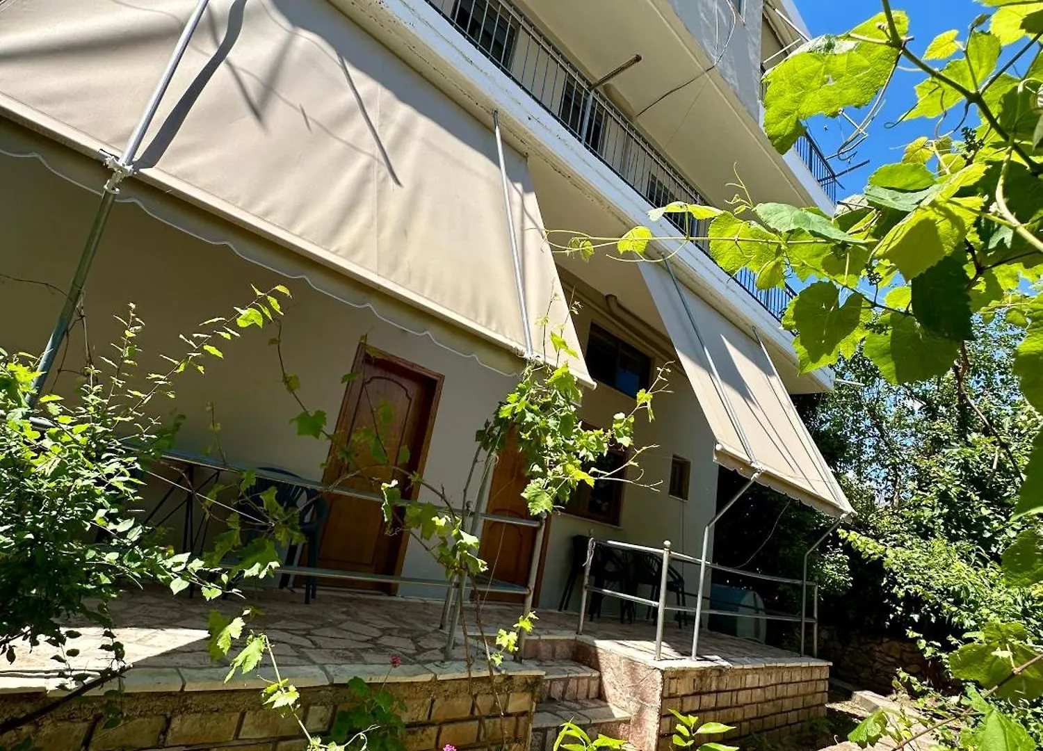 Bora Rooms Himare Aparthotel
